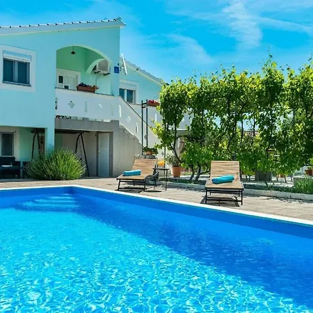 House Marina With Pool
