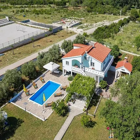 House Marina With Pool Vakantiehuis Sukošan